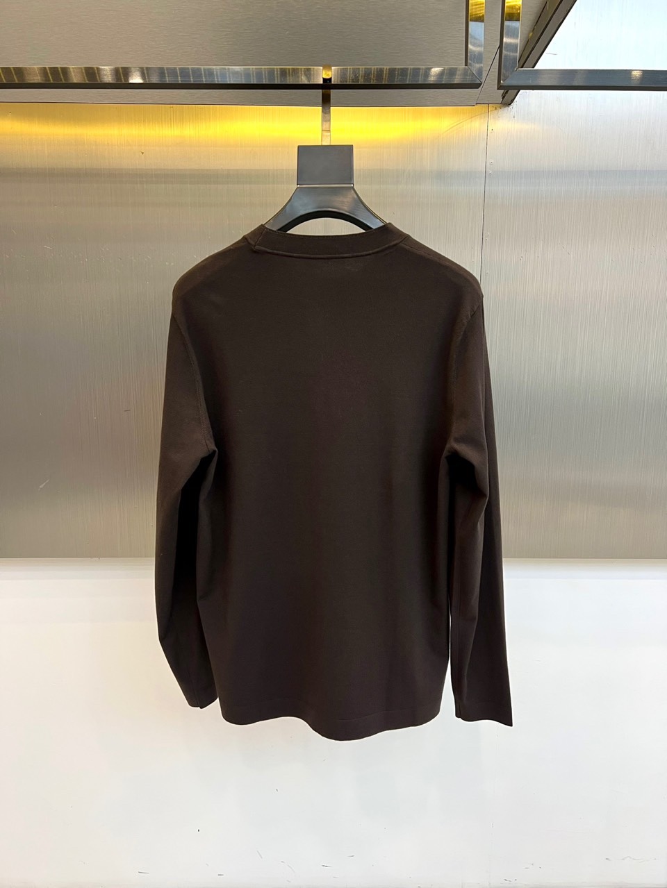 Prad普拉达、2025秋冬呈献天丝羊毛针织新品，以匠心织就简约中的不凡。甄选天丝与羊毛混纺纱线，织就的