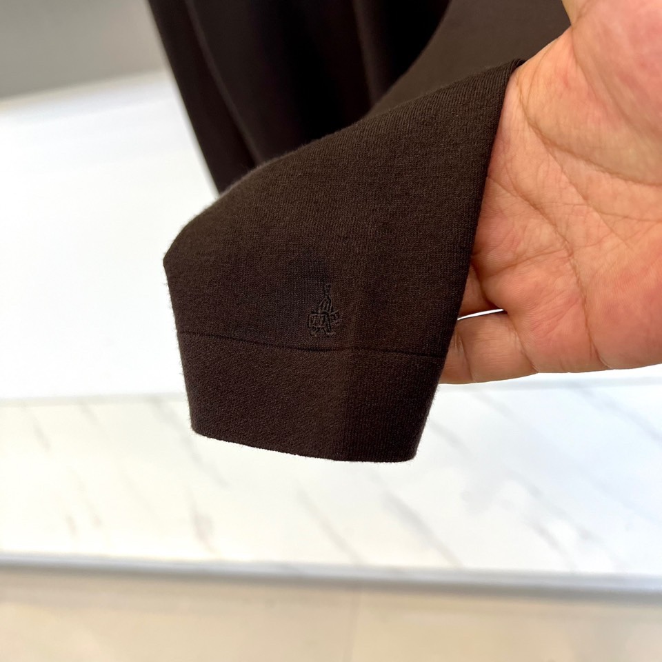 Prad普拉达、2025秋冬呈献天丝羊毛针织新品，以匠心织就简约中的不凡。甄选天丝与羊毛混纺纱线，织就的