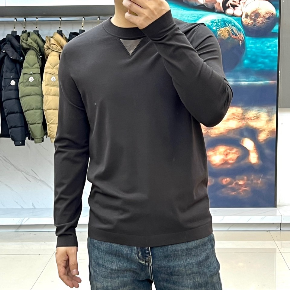 Prad普拉达、2025秋冬呈献天丝羊毛针织新品，以匠心织就简约中的不凡。甄选天丝与羊毛混纺纱线，织就的