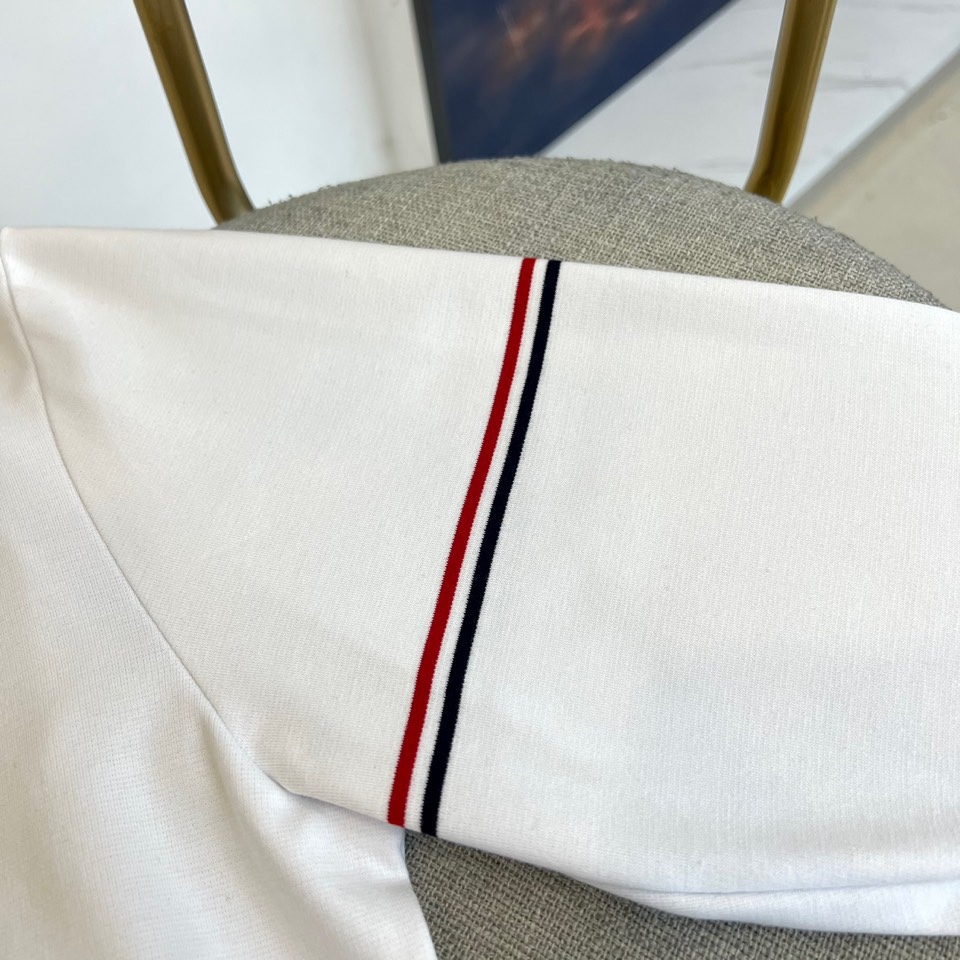 Mon蒙口、2025秋冬新品男士长袖T恤，以经典圆领廓形奠定简约基调。其核心设计亮点在于双袖装饰，红黑双