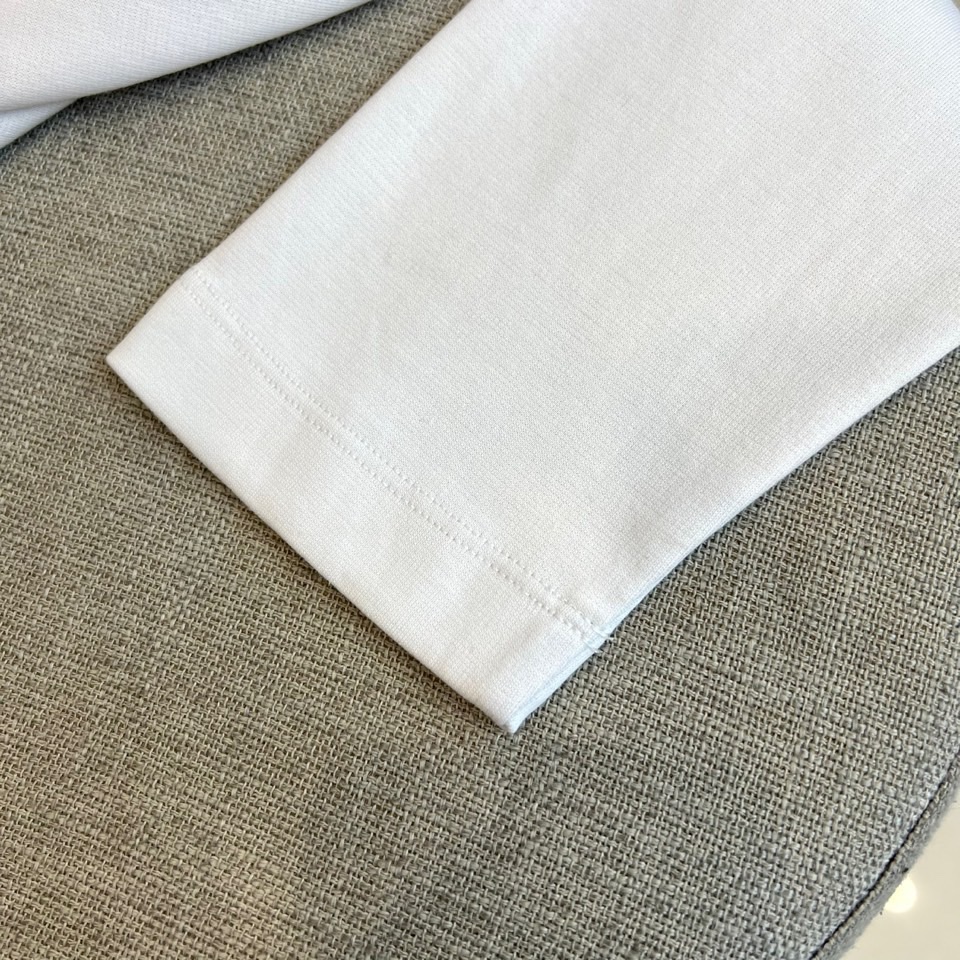 Mon蒙口、2025秋冬新品男士长袖T恤，以经典圆领廓形奠定简约基调。其核心设计亮点在于双袖装饰，红黑双