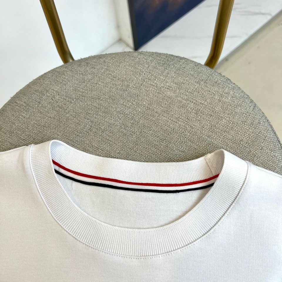 Mon蒙口、2025秋冬新品男士长袖T恤，以经典圆领廓形奠定简约基调。其核心设计亮点在于双袖装饰，红黑双