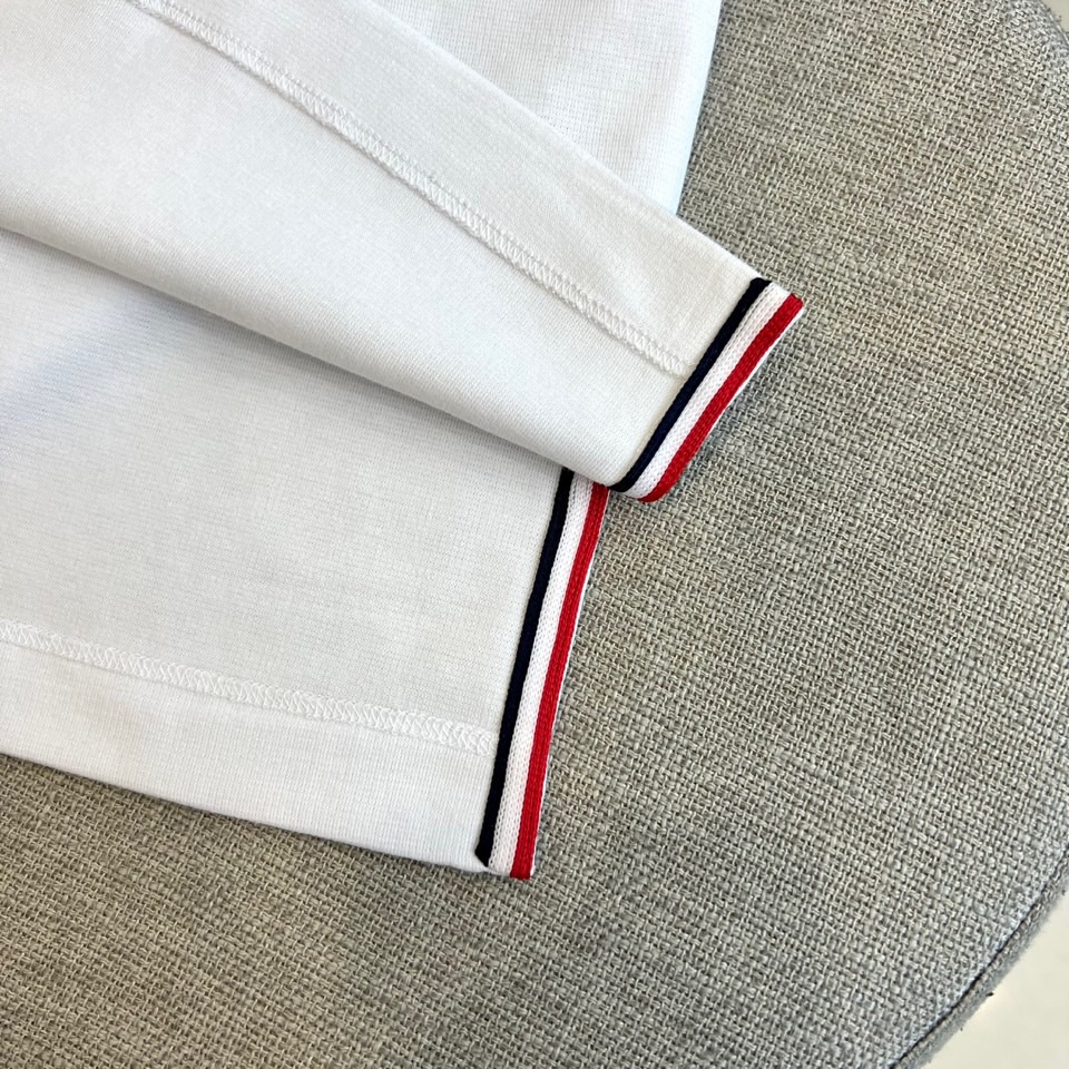 Mon蒙口、2025秋冬新品男士长袖T恤，以经典圆领廓形奠定简约基调。其核心设计亮点在于双袖装饰，红黑双