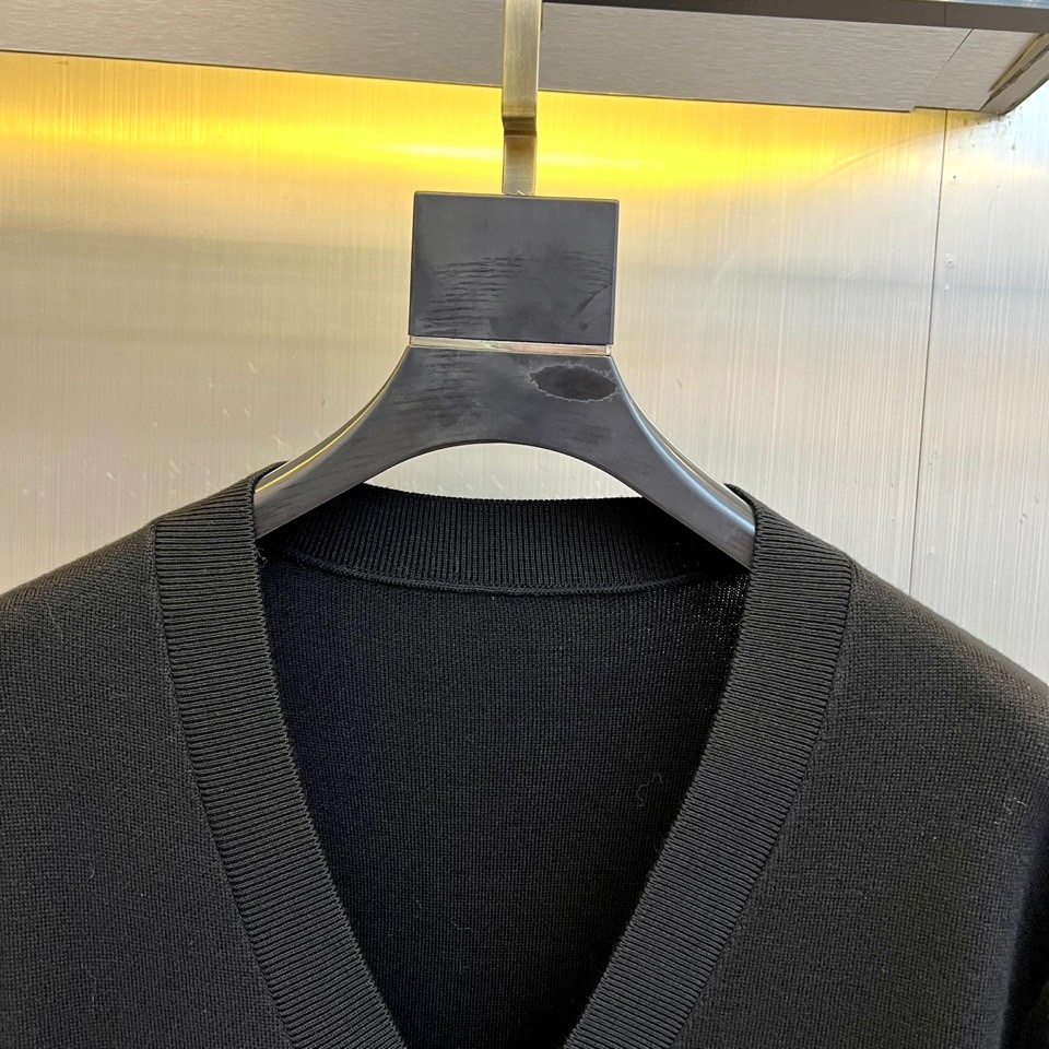 Dio迪奥、2025秋冬新品羊毛🐑针织开衫，以纯净色调演绎法式优雅。本品采用100%绵羊毛材质，通过精细