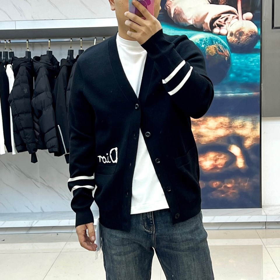 Dio迪奥、2025秋冬新品羊毛🐑针织开衫，以纯净色调演绎法式优雅。本品采用100%绵羊毛材质，通过精细