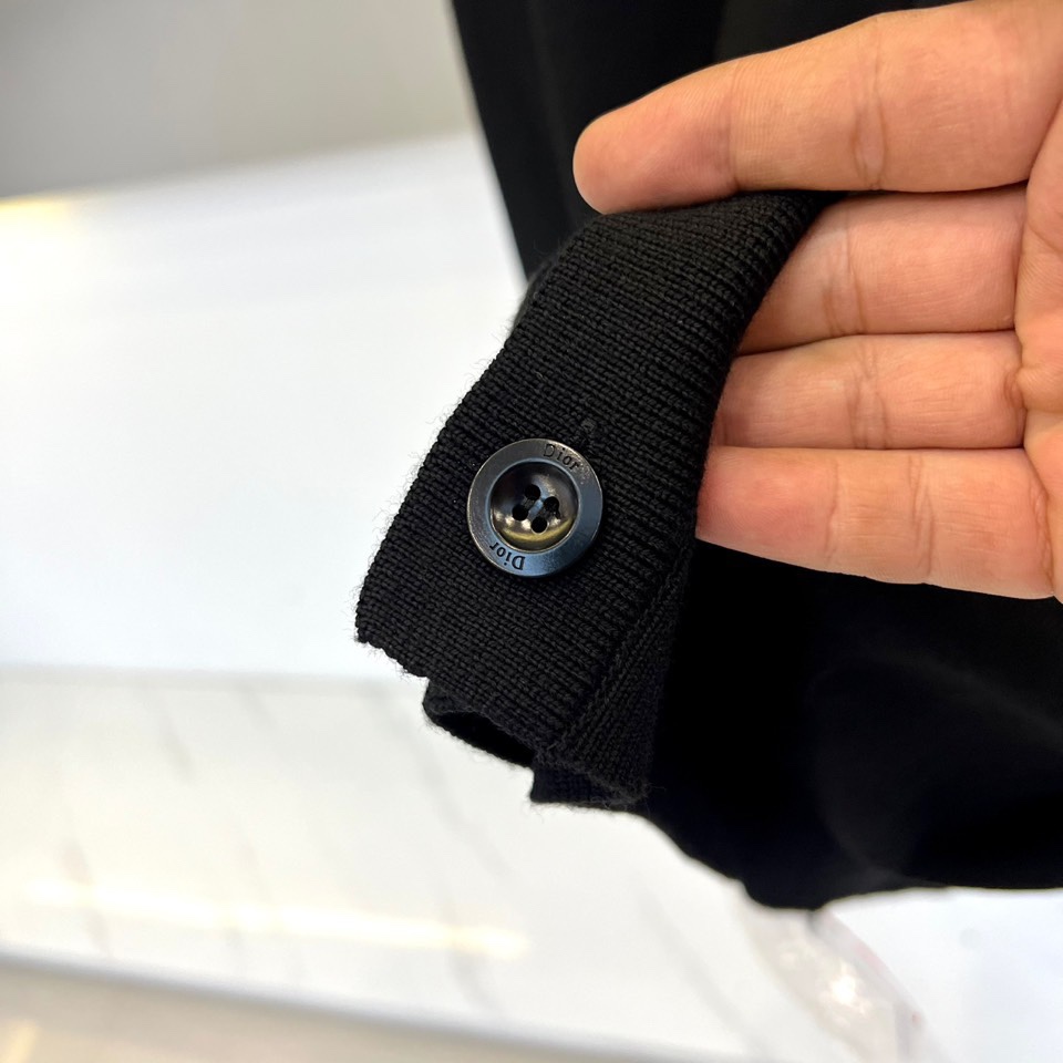 Dio迪奥、2025秋冬新品羊毛🐑针织开衫，以纯净色调演绎法式优雅。本品采用100%绵羊毛材质，通过精细