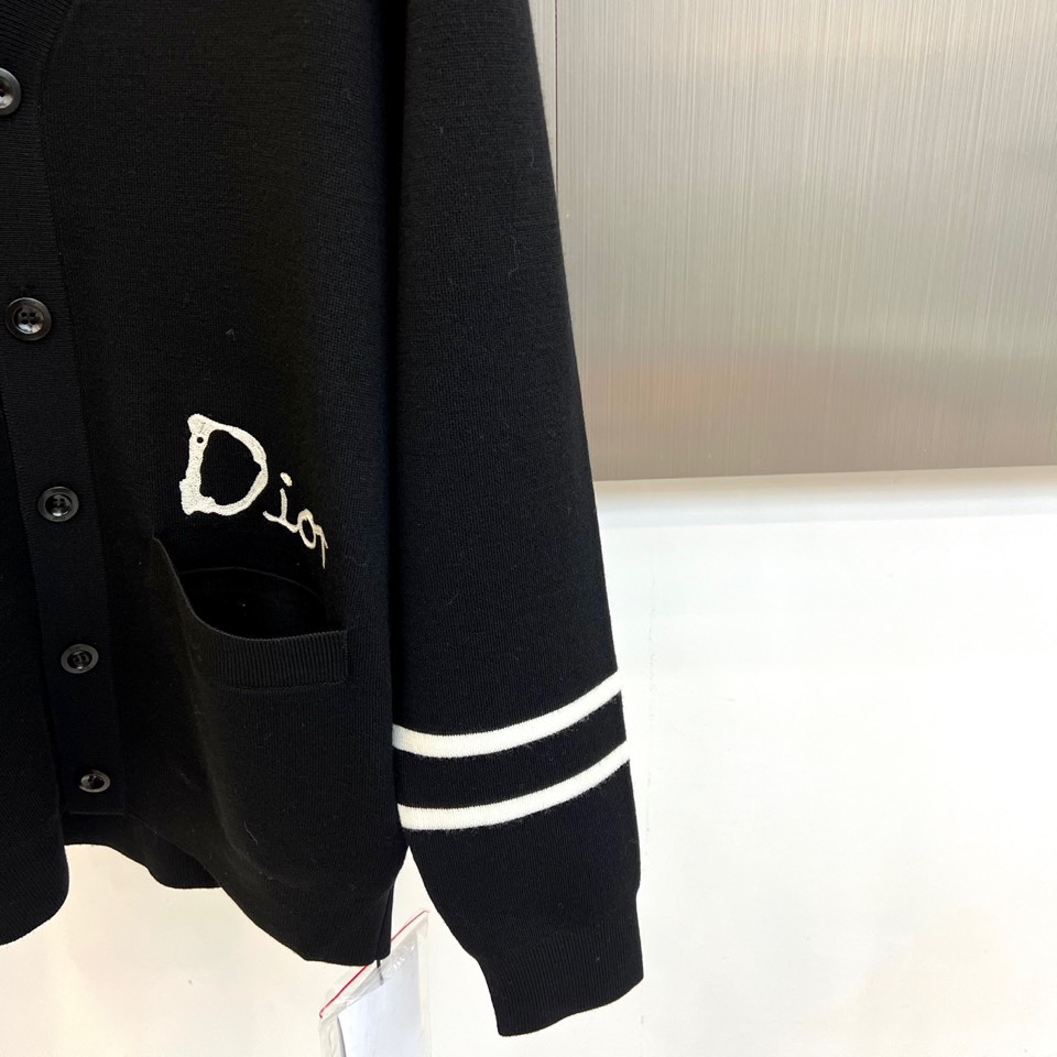 Dio迪奥、2025秋冬新品羊毛🐑针织开衫，以纯净色调演绎法式优雅。本品采用100%绵羊毛材质，通过精细