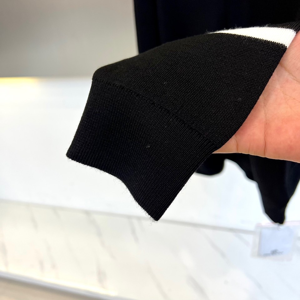 Dio迪奥、2025秋冬新品羊毛🐑针织开衫，以纯净色调演绎法式优雅。本品采用100%绵羊毛材质，通过精细