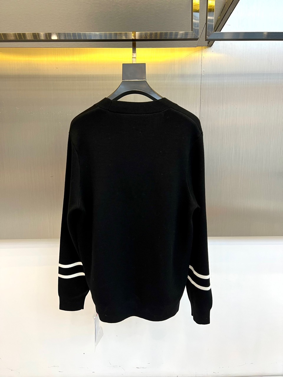 Dio迪奥、2025秋冬新品羊毛🐑针织开衫，以纯净色调演绎法式优雅。本品采用100%绵羊毛材质，通过精细