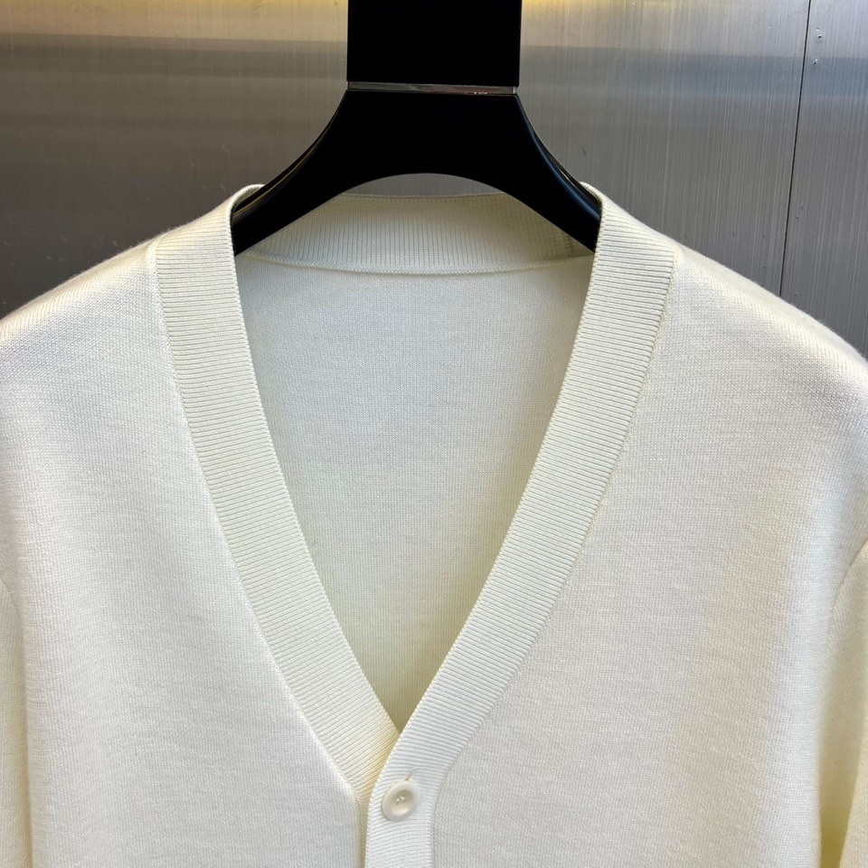 Dio迪奥、2025秋冬新品羊毛🐑针织开衫，以纯净色调演绎法式优雅。本品采用100%绵羊毛材质，通过精细