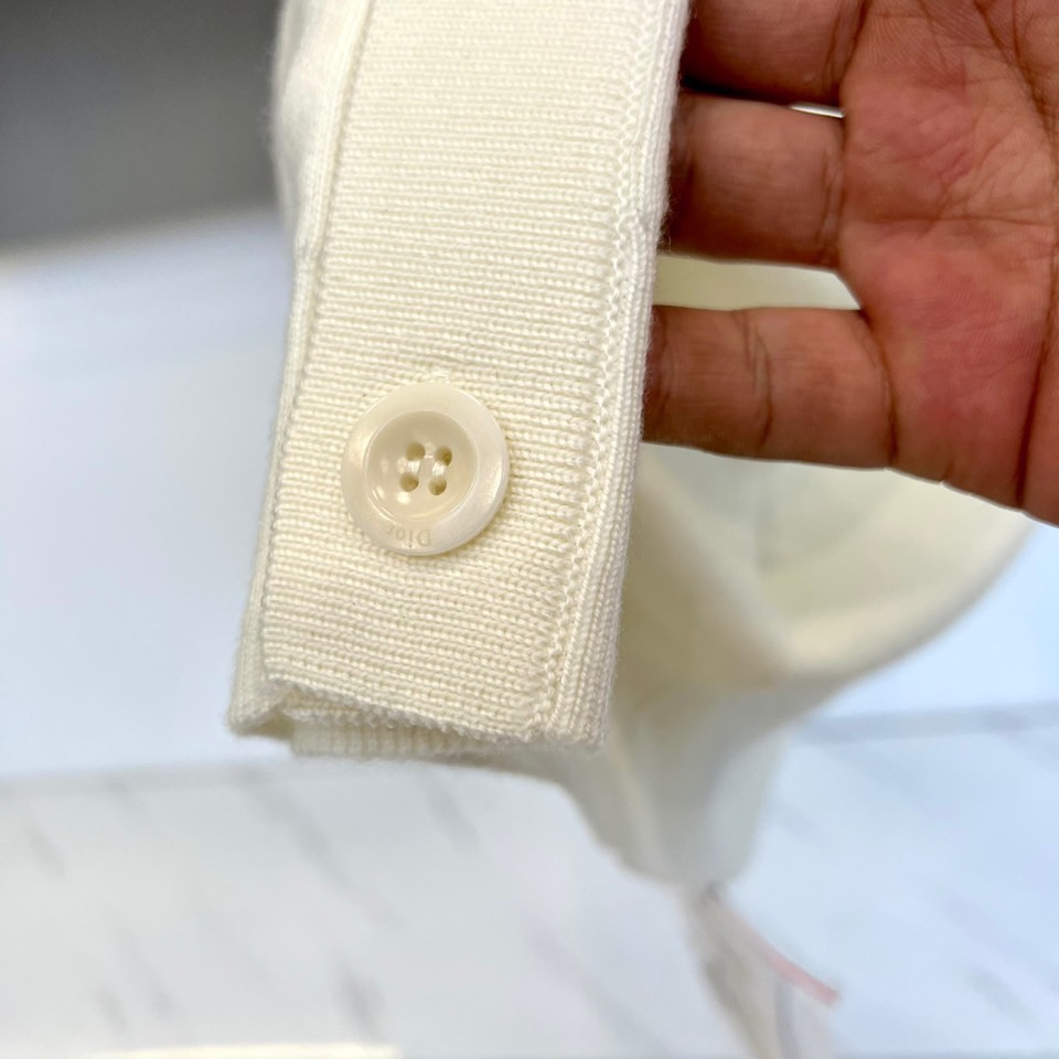 Dio迪奥、2025秋冬新品羊毛🐑针织开衫，以纯净色调演绎法式优雅。本品采用100%绵羊毛材质，通过精细