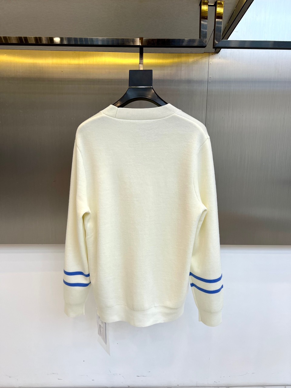 Dio迪奥、2025秋冬新品羊毛🐑针织开衫，以纯净色调演绎法式优雅。本品采用100%绵羊毛材质，通过精细