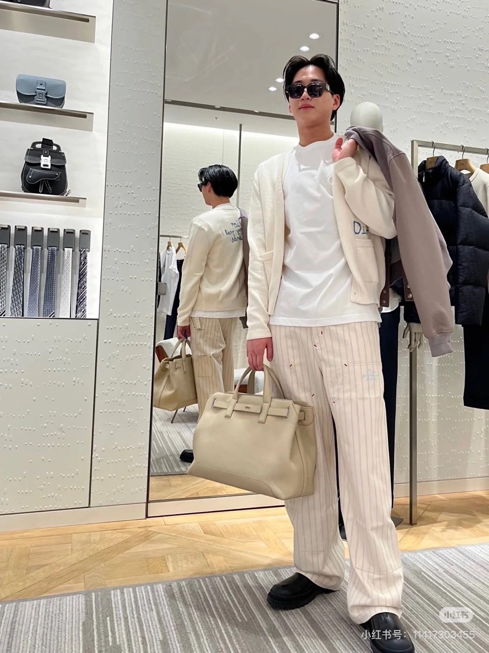 Dio迪奥、2025秋冬新品羊毛🐑针织开衫，以纯净色调演绎法式优雅。本品采用100%绵羊毛材质，通过精细