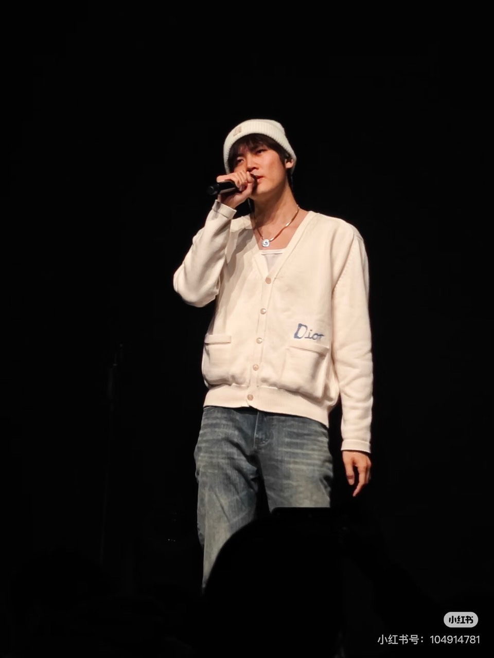 Dio迪奥、2025秋冬新品羊毛🐑针织开衫，以纯净色调演绎法式优雅。本品采用100%绵羊毛材质，通过精细