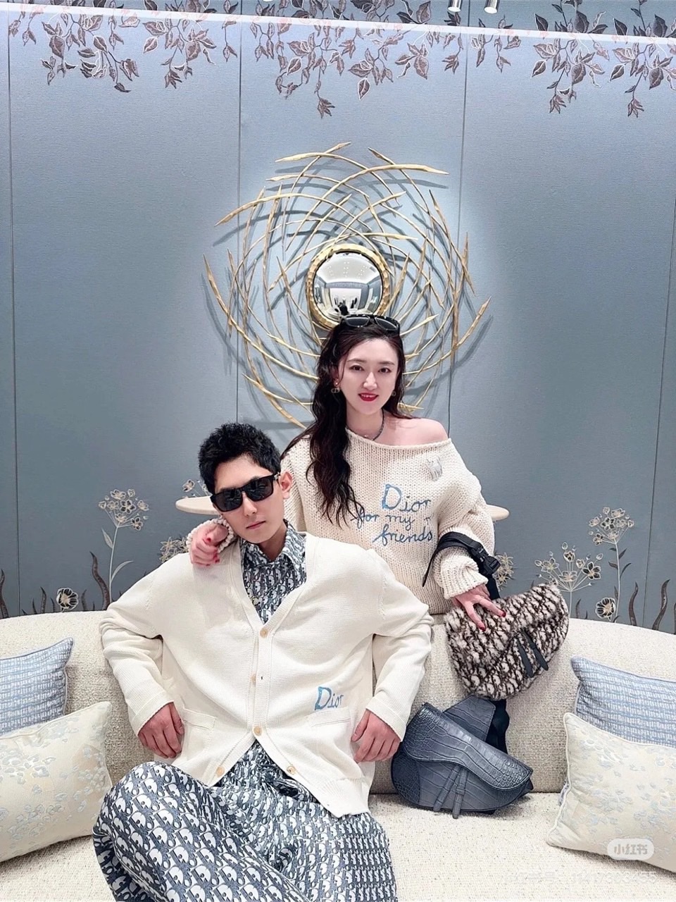 Dio迪奥、2025秋冬新品羊毛🐑针织开衫，以纯净色调演绎法式优雅。本品采用100%绵羊毛材质，通过精细