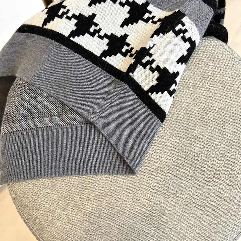 Fend芬迪、2025秋冬新品 | FENDI复古学院风羊毛毛衣。这款黑色圆领毛衣以千鸟格纹为基底，衣身