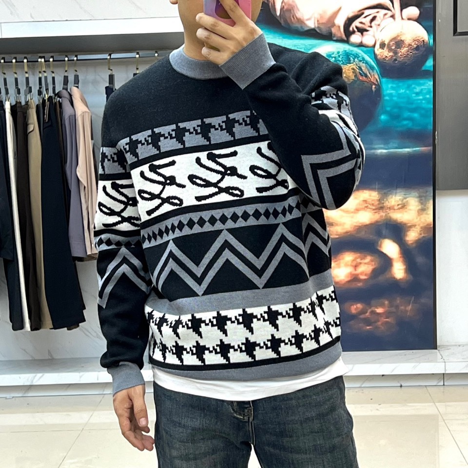 Fend芬迪、2025秋冬新品 | FENDI复古学院风羊毛毛衣。这款黑色圆领毛衣以千鸟格纹为基底，衣身