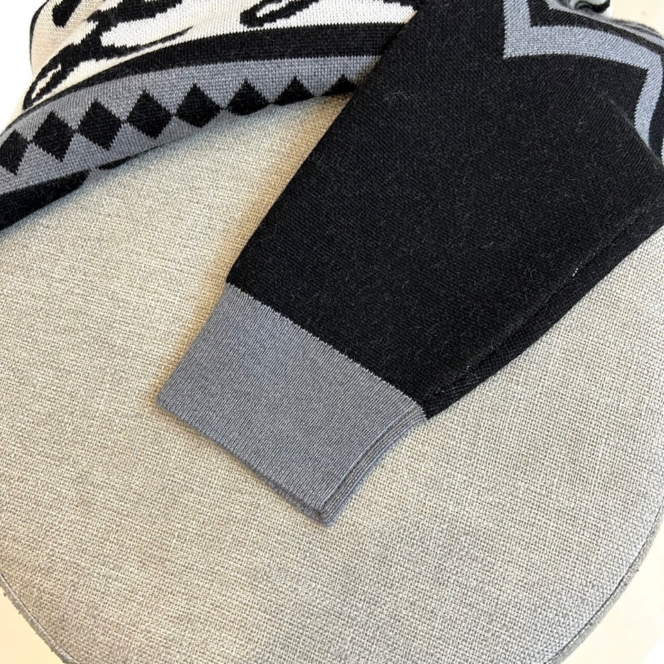 Fend芬迪、2025秋冬新品 | FENDI复古学院风羊毛毛衣。这款黑色圆领毛衣以千鸟格纹为基底，衣身