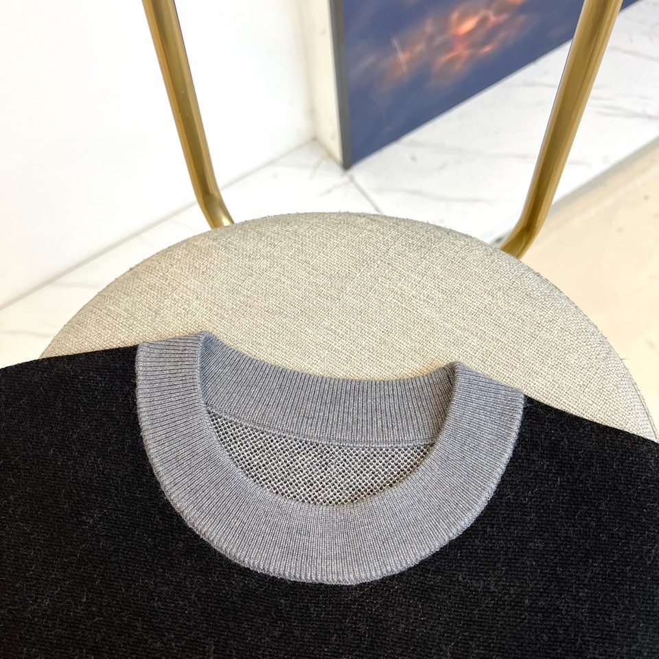 Fend芬迪、2025秋冬新品 | FENDI复古学院风羊毛毛衣。这款黑色圆领毛衣以千鸟格纹为基底，衣身