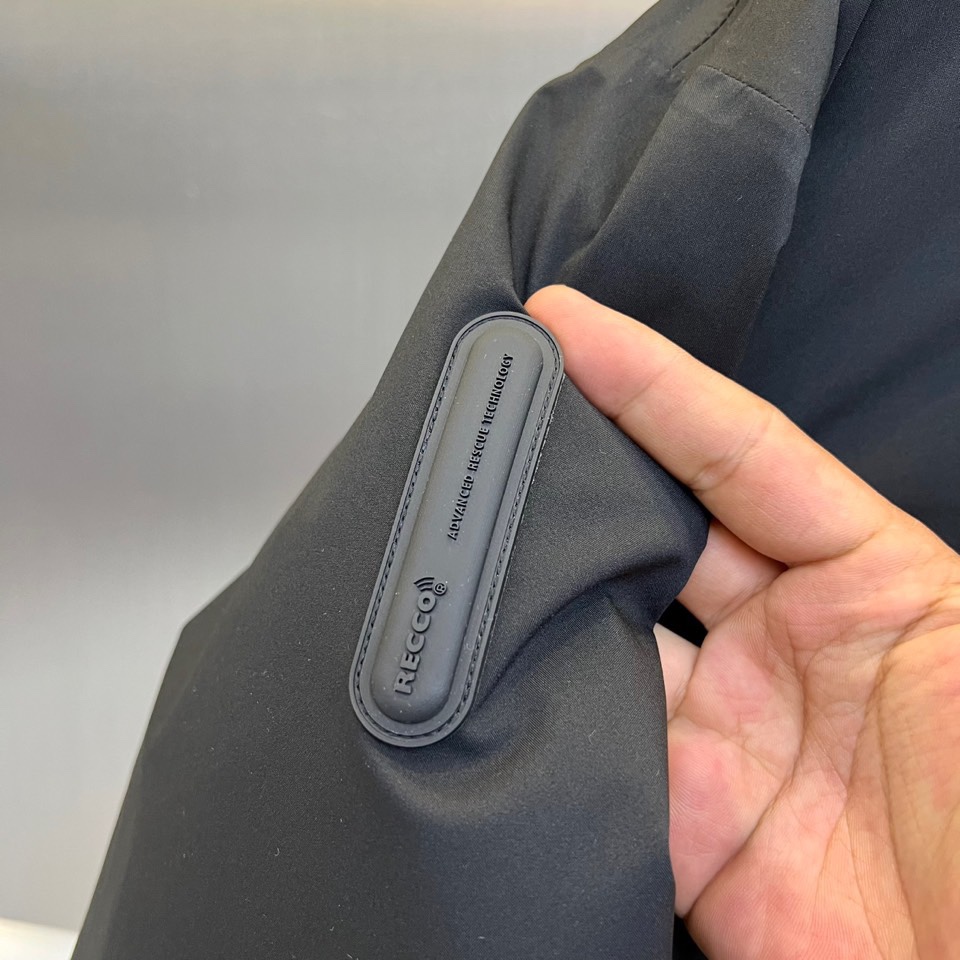 Mon蒙口、2025秋冬新品滑雪羽绒服，以GORE-TEX科技面料重塑户外机能美学。款式采用连帽设计搭配