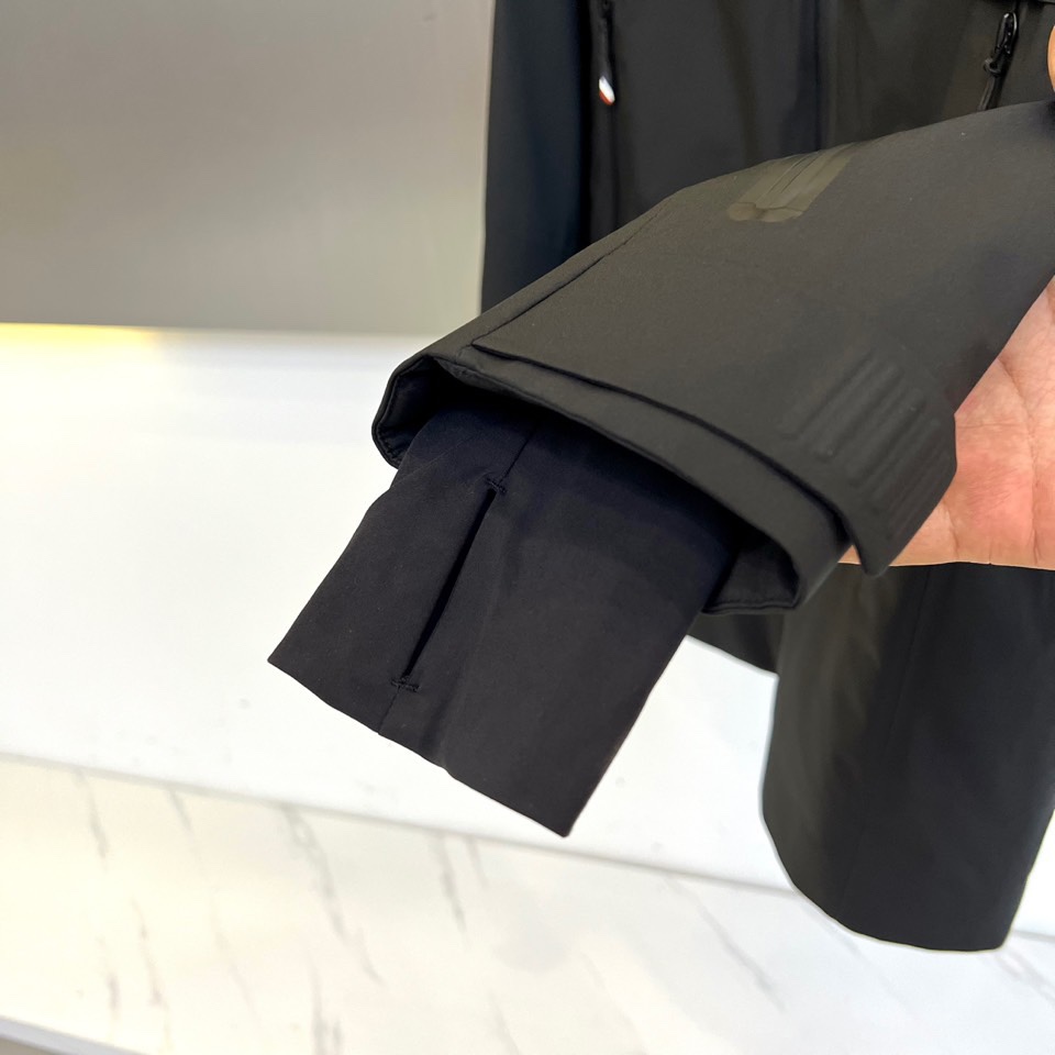 Mon蒙口、2025秋冬新品滑雪羽绒服，以GORE-TEX科技面料重塑户外机能美学。款式采用连帽设计搭配