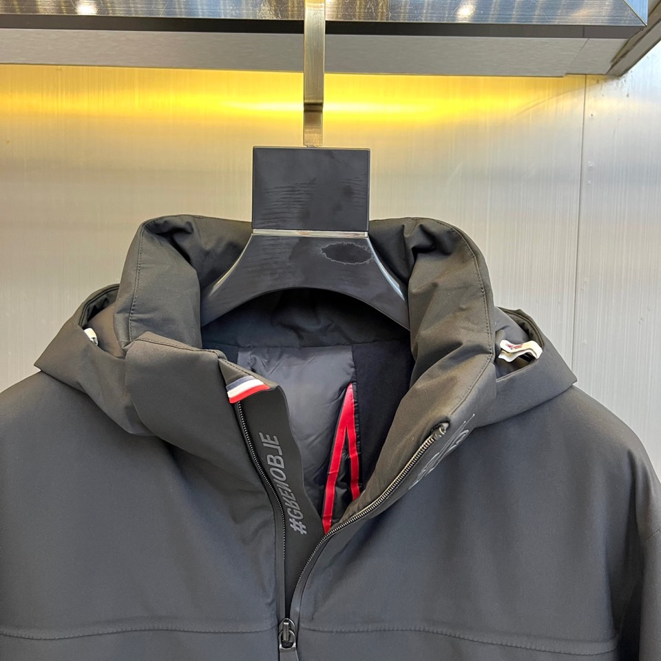 Mon蒙口、2025秋冬新品滑雪羽绒服，以GORE-TEX科技面料重塑户外机能美学。款式采用连帽设计搭配