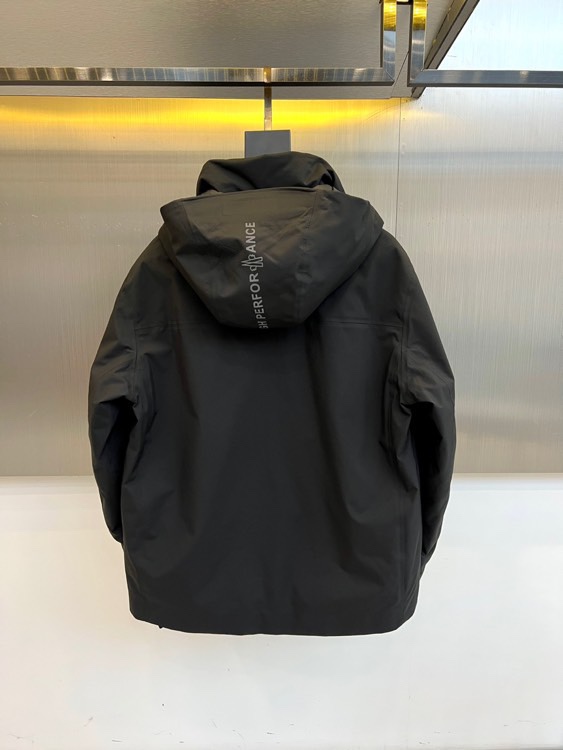 Mon蒙口、2025秋冬新品滑雪羽绒服，以GORE-TEX科技面料重塑户外机能美学。款式采用连帽设计搭配