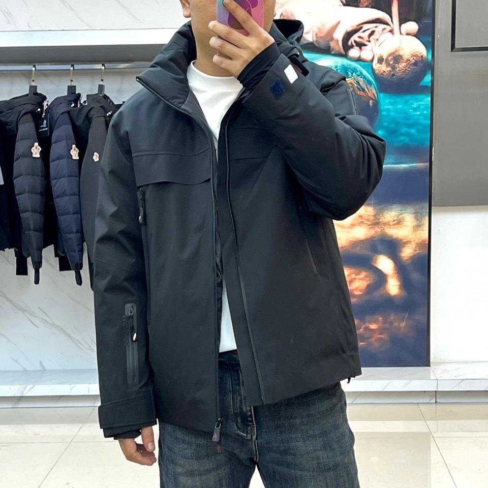 Mon蒙口、2025秋冬新品滑雪羽绒服，以GORE-TEX科技面料重塑户外机能美学。款式采用连帽设计搭配