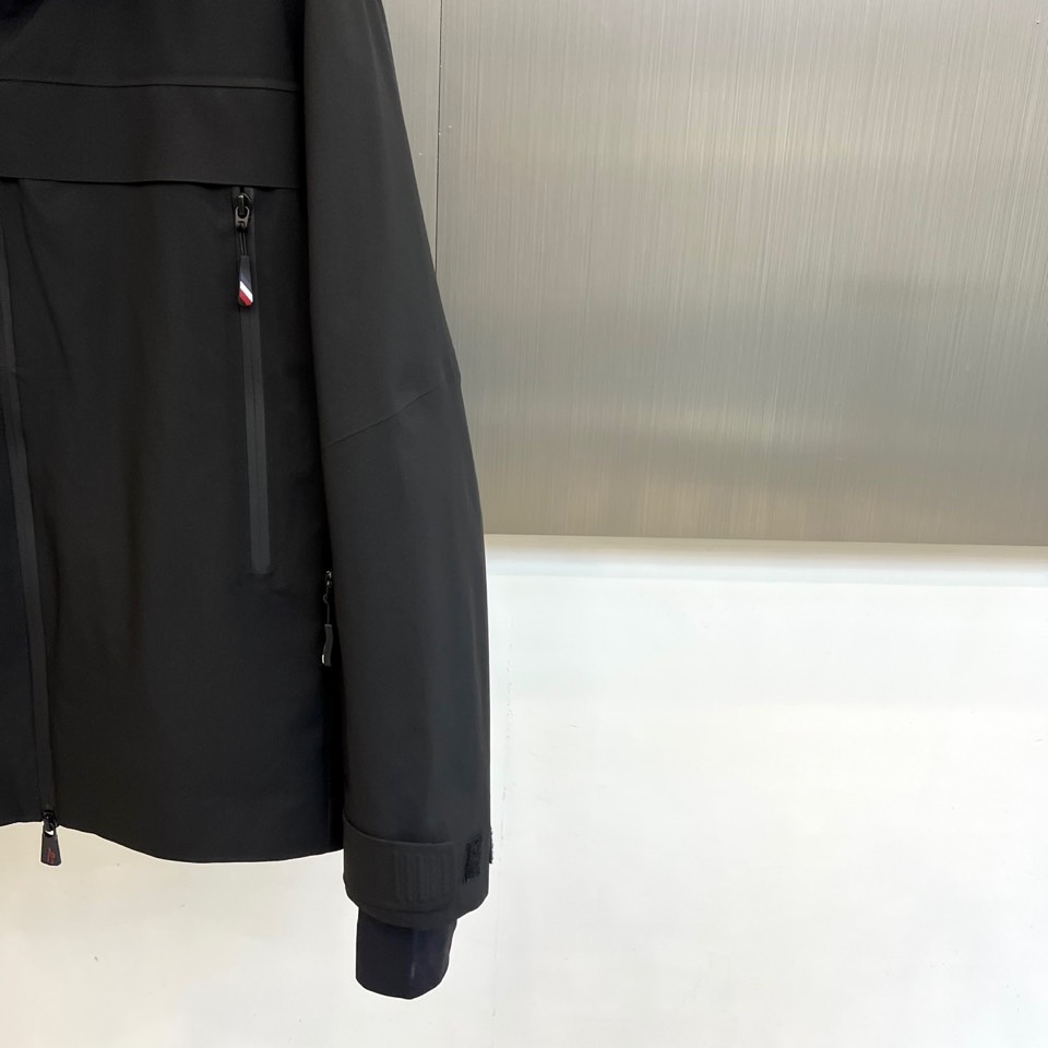 Mon蒙口、2025秋冬新品滑雪羽绒服，以GORE-TEX科技面料重塑户外机能美学。款式采用连帽设计搭配
