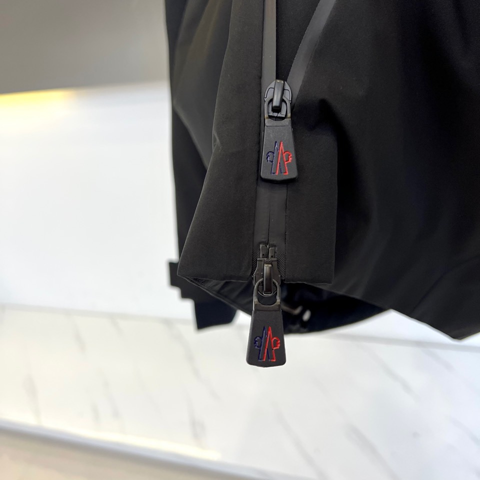 Mon蒙口、2025秋冬新品滑雪羽绒服，以GORE-TEX科技面料重塑户外机能美学。款式采用连帽设计搭配