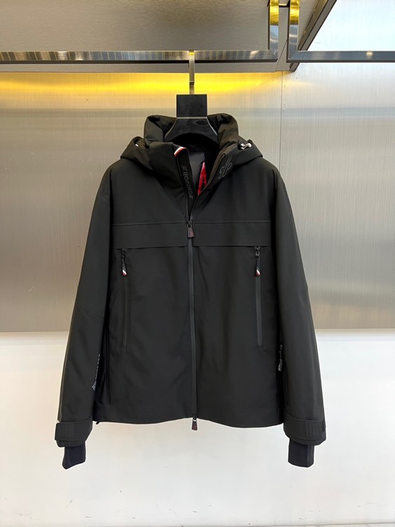 Mon蒙口、2025秋冬新品滑雪羽绒服，以GORE-TEX科技面料重塑户外机能美学。款式采用连帽设计搭配