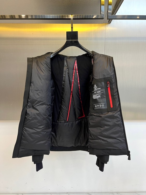 Mon蒙口、2025秋冬新品滑雪羽绒服，以GORE-TEX科技面料重塑户外机能美学。款式采用连帽设计搭配