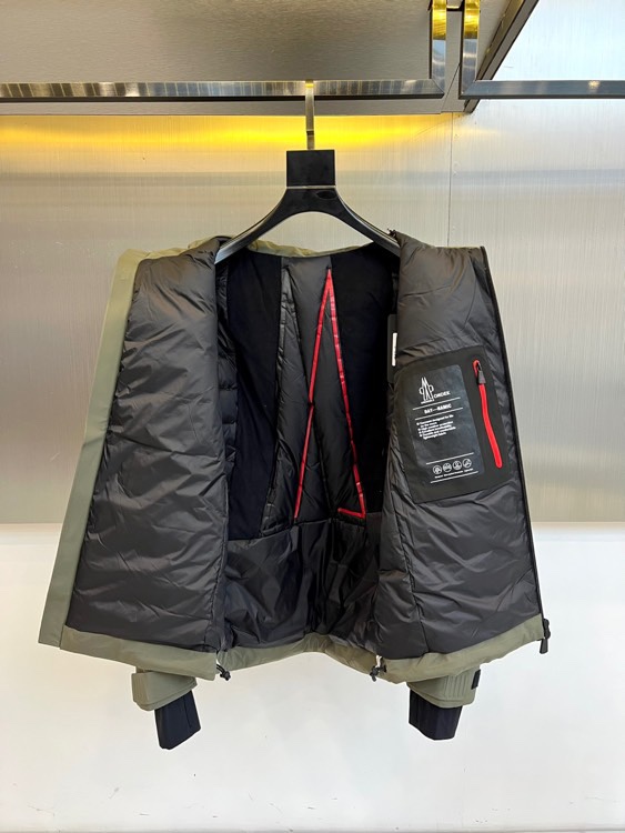 Mon蒙口、2025秋冬新品滑雪羽绒服，以GORE-TEX科技面料重塑户外机能美学。款式采用连帽设计搭配