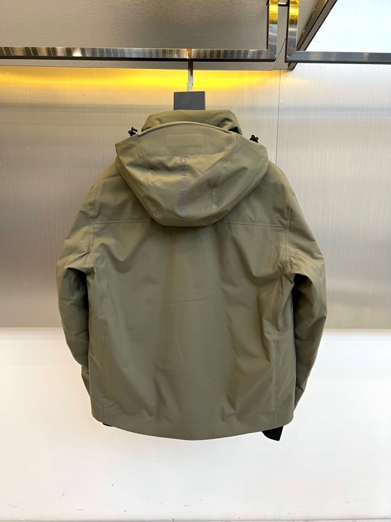 Mon蒙口、2025秋冬新品滑雪羽绒服，以GORE-TEX科技面料重塑户外机能美学。款式采用连帽设计搭配