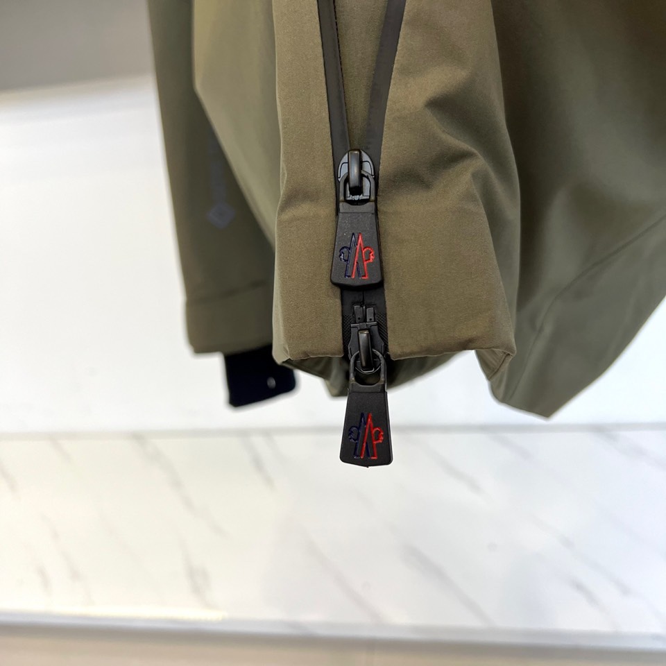 Mon蒙口、2025秋冬新品滑雪羽绒服，以GORE-TEX科技面料重塑户外机能美学。款式采用连帽设计搭配