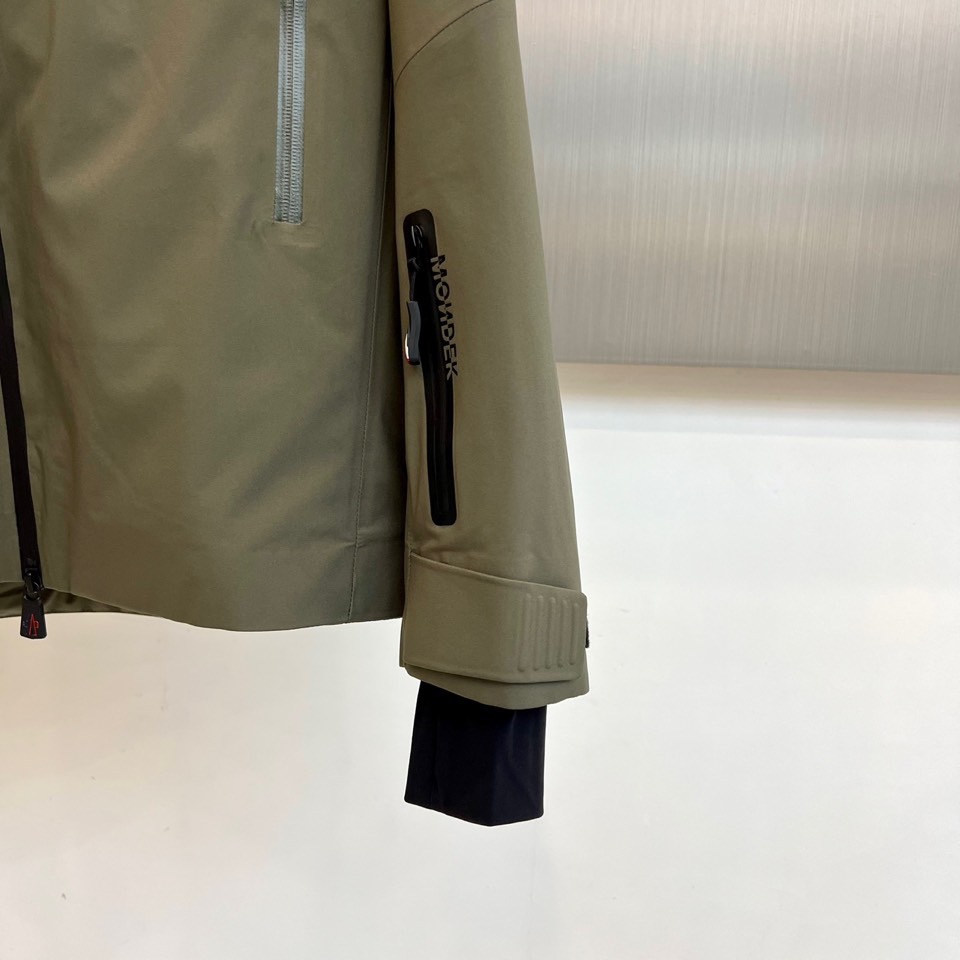 Mon蒙口、2025秋冬新品滑雪羽绒服，以GORE-TEX科技面料重塑户外机能美学。款式采用连帽设计搭配