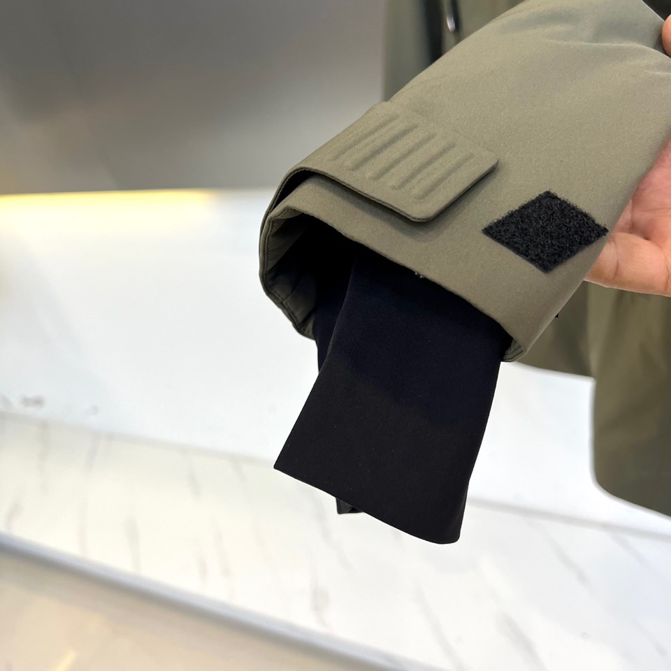 Mon蒙口、2025秋冬新品滑雪羽绒服，以GORE-TEX科技面料重塑户外机能美学。款式采用连帽设计搭配