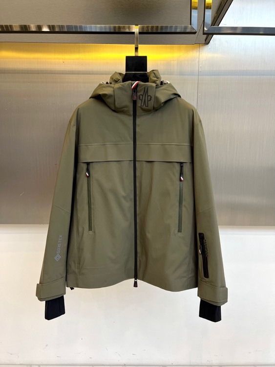 Mon蒙口、2025秋冬新品滑雪羽绒服，以GORE-TEX科技面料重塑户外机能美学。款式采用连帽设计搭配