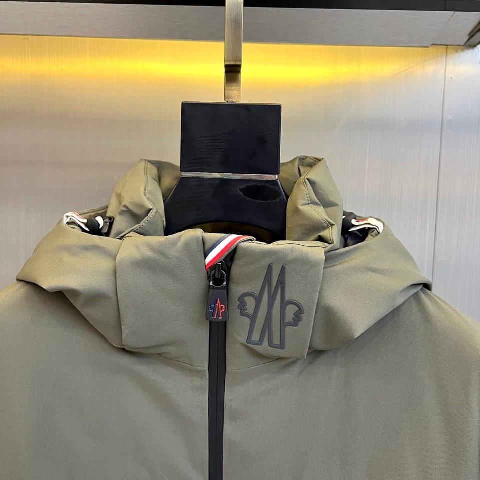 Mon蒙口、2025秋冬新品滑雪羽绒服，以GORE-TEX科技面料重塑户外机能美学。款式采用连帽设计搭配