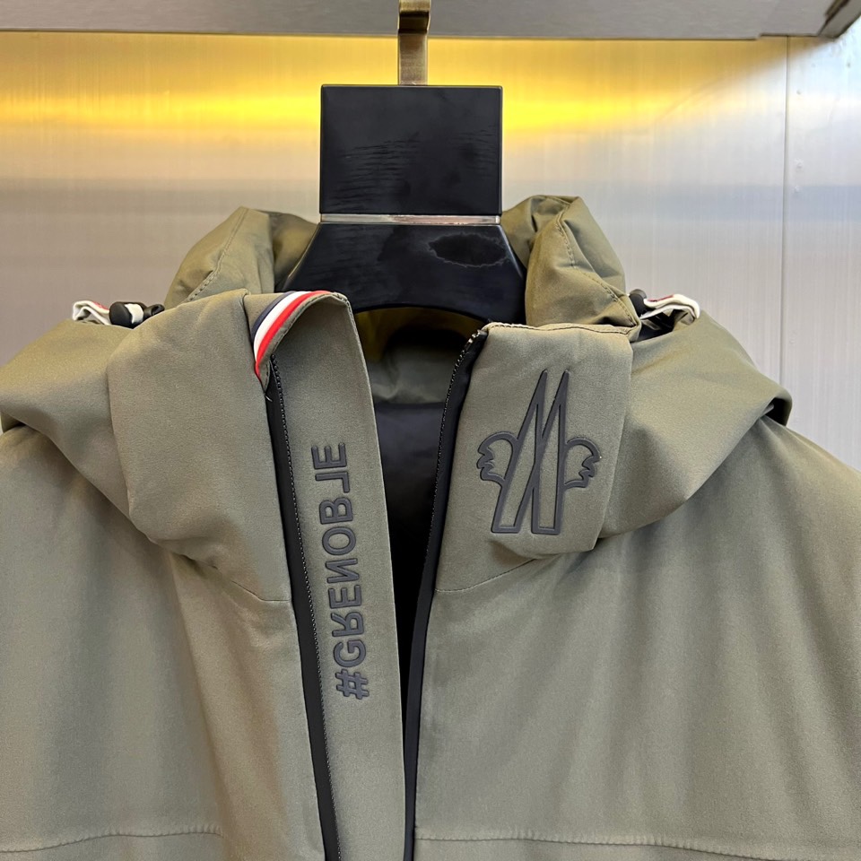 Mon蒙口、2025秋冬新品滑雪羽绒服，以GORE-TEX科技面料重塑户外机能美学。款式采用连帽设计搭配