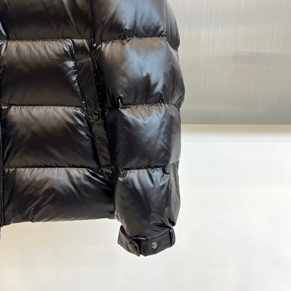 Bur巴宝莉、2025秋冬新品格纹羽绒服，以经典黑色演绎英伦户外美学。款式采用连帽设计搭配可调节抽绳系统