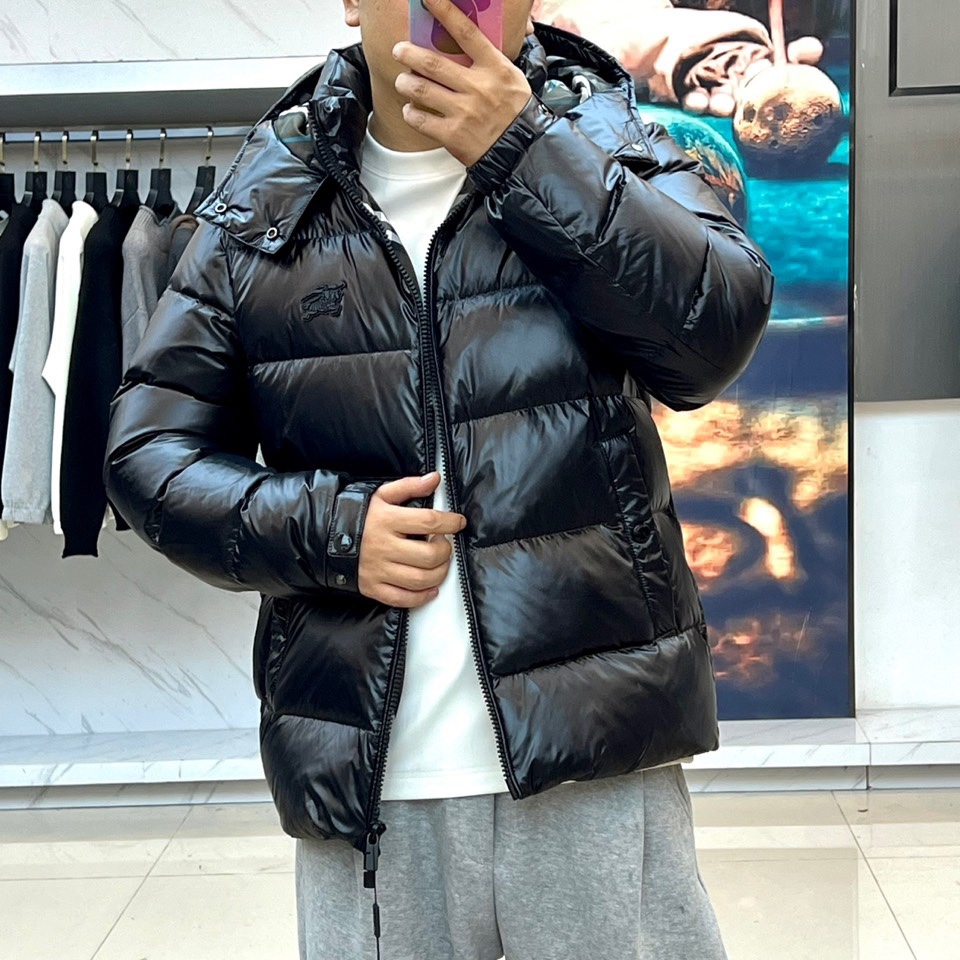 Bur巴宝莉、2025秋冬新品格纹羽绒服，以经典黑色演绎英伦户外美学。款式采用连帽设计搭配可调节抽绳系统