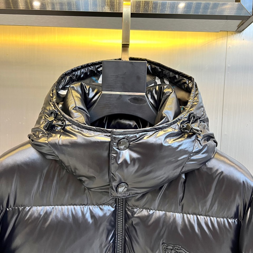 Bur巴宝莉、2025秋冬新品格纹羽绒服，以经典黑色演绎英伦户外美学。款式采用连帽设计搭配可调节抽绳系统