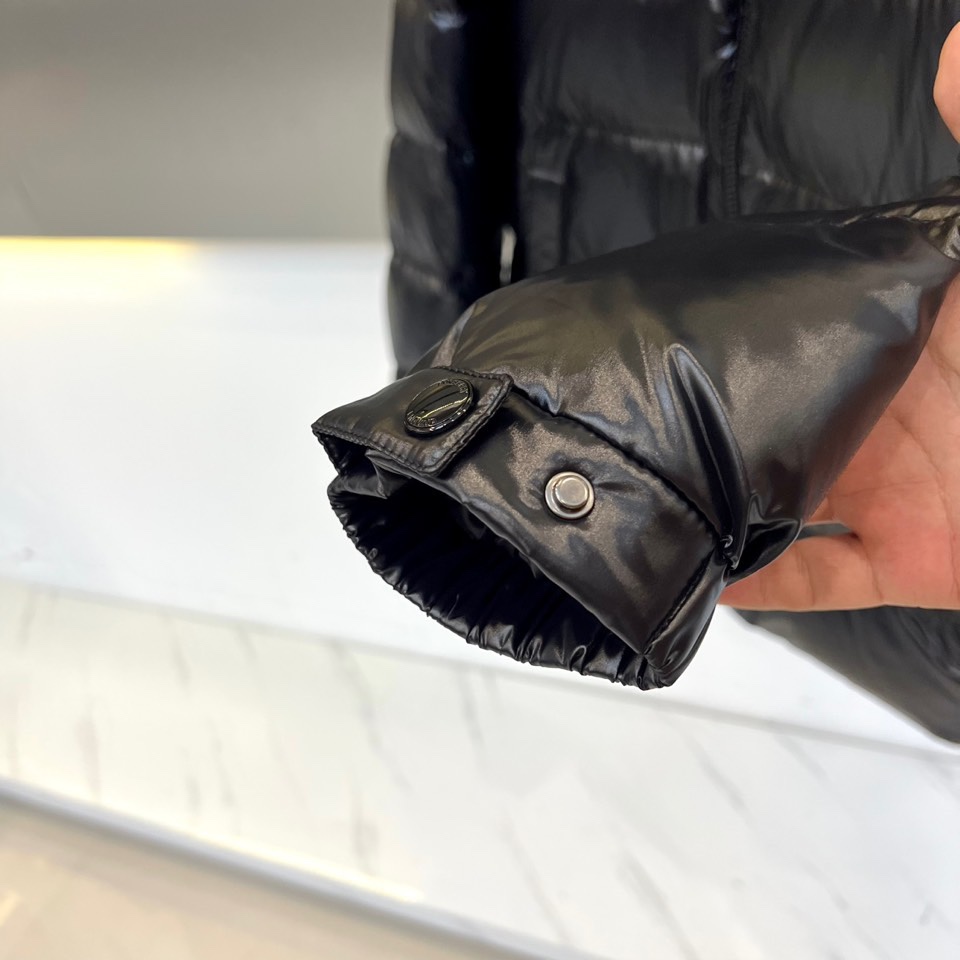 Bur巴宝莉、2025秋冬新品格纹羽绒服，以经典黑色演绎英伦户外美学。款式采用连帽设计搭配可调节抽绳系统