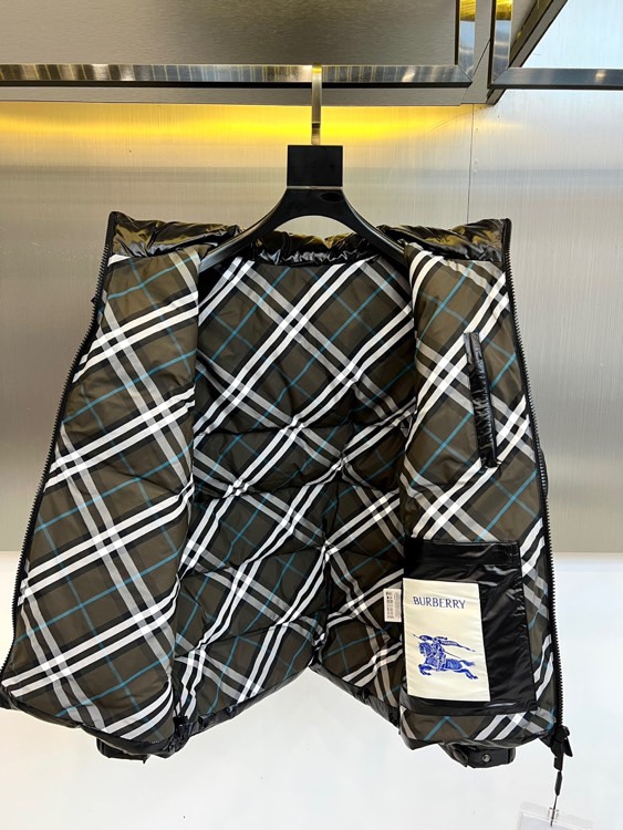 Bur巴宝莉、2025秋冬新品格纹羽绒服，以经典黑色演绎英伦户外美学。款式采用连帽设计搭配可调节抽绳系统