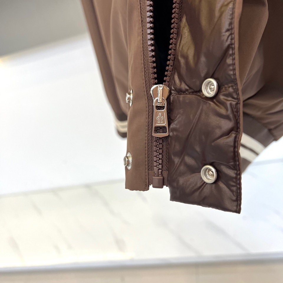 Mon蒙口、2025秋冬新品 蒙口经典运动夹克。这款藏青色夹克以棒球服廓形演绎现代运动美学，罗纹立领与袖