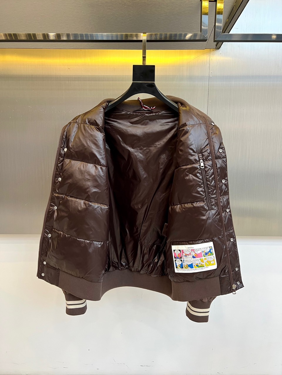 Mon蒙口、2025秋冬新品 蒙口经典运动夹克。这款藏青色夹克以棒球服廓形演绎现代运动美学，罗纹立领与袖