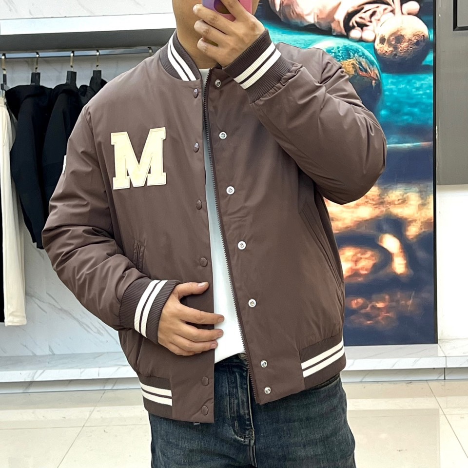 Mon蒙口、2025秋冬新品 蒙口经典运动夹克。这款藏青色夹克以棒球服廓形演绎现代运动美学，罗纹立领与袖