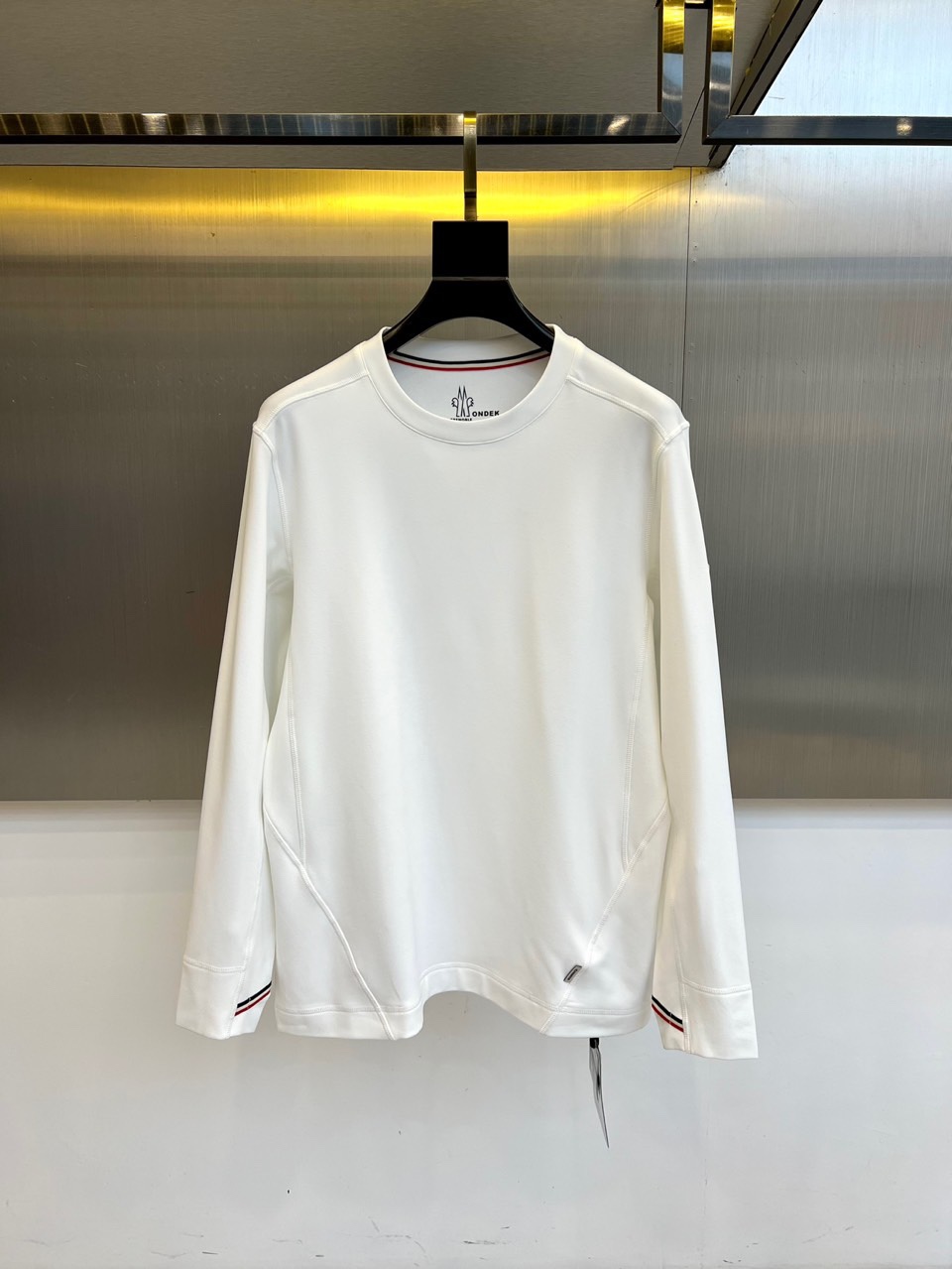 Mon蒙口、2025秋冬新品男士圆领长袖T恤，色调演绎极简美学。肩部与侧缝处的精致明线勾勒出立体轮廓，成