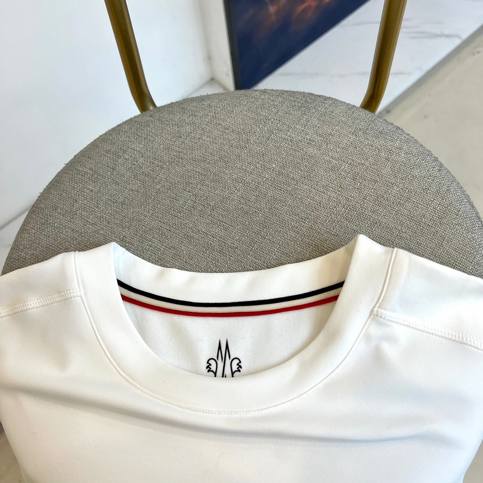 Mon蒙口、2025秋冬新品男士圆领长袖T恤，色调演绎极简美学。肩部与侧缝处的精致明线勾勒出立体轮廓，成